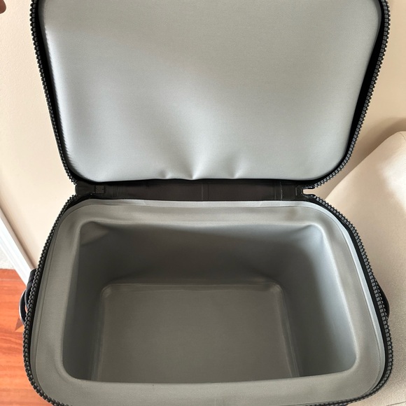 Yeti Navy Blue Yeti Hopper Flip 18 Cooler Bag With Lexus logo - Picture 6 of 10